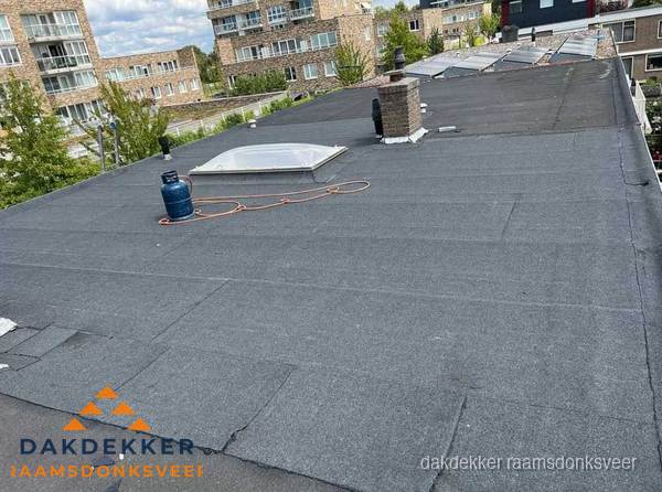 Bitumen dakbedekking op plat dak met lichtkoepel en schoorsteen in Raamsdonksveer Bitumen dakbedekking op plat dak met lichtkoepel en schoorsteen in Raamsdonksveer