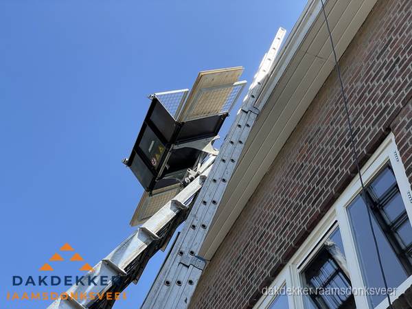 Dakgoot vervangen met dakdekkerslift in Raamsdonksveer Dakgoot vervangen met dakdekkerslift in Raamsdonksveer